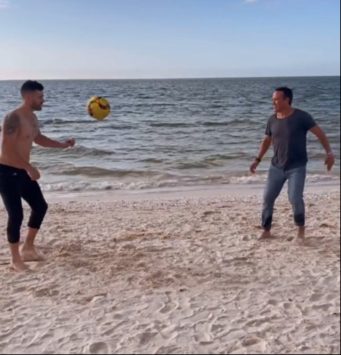 El Matador y un seguidor se echaron unas dominadas en una playa yucateca El Matador y un seguidor se echaron unas dominadas en una playa yucateca