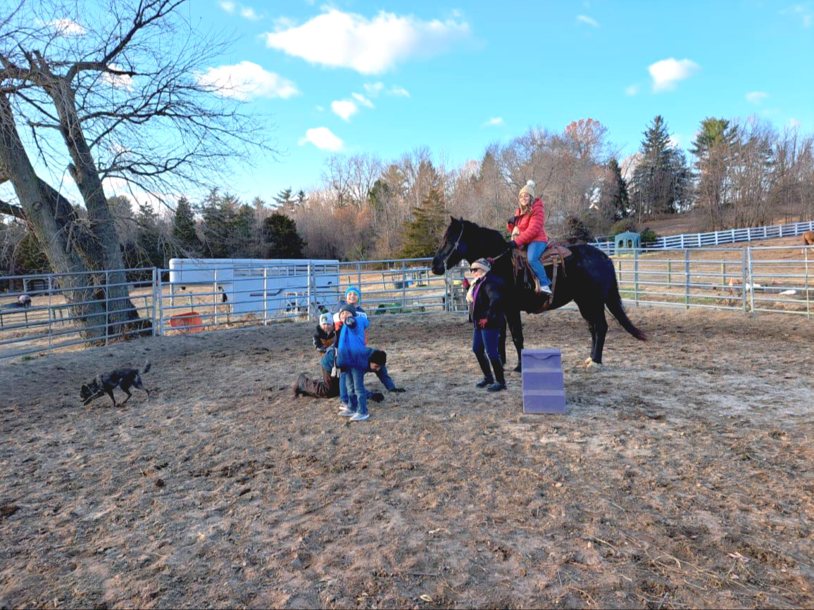La familia se quedó en un rancho donde disfrutaron de los caballos y ponis. También se pasearon en Atlantic City La familia se quedó en un rancho donde disfrutaron de los caballos y ponis. También se pasearon en Atlantic City
