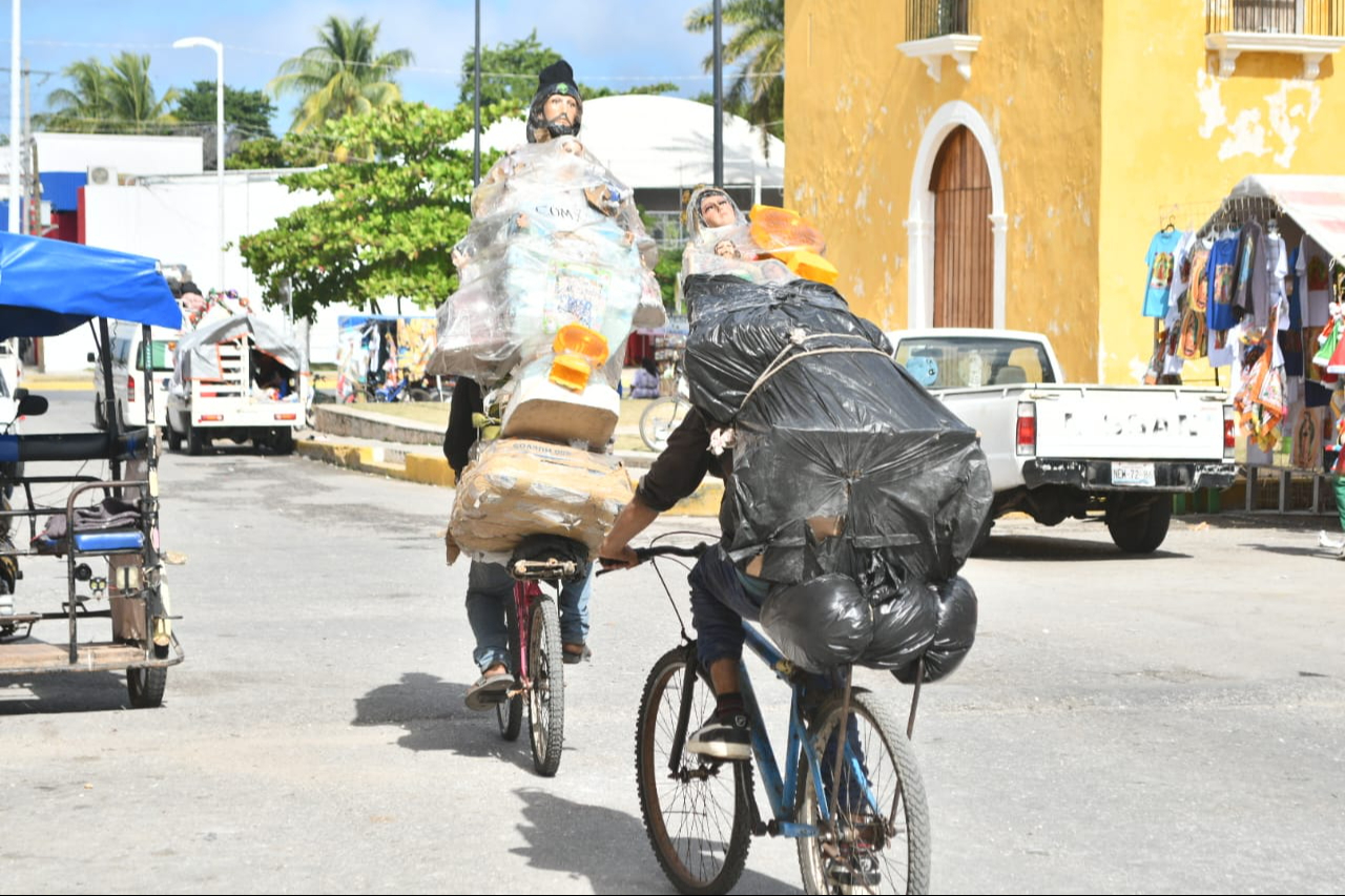 La gente se organiza para una procesión en Paraíso, Champotón La gente se organiza para una procesión en Paraíso, Champotón