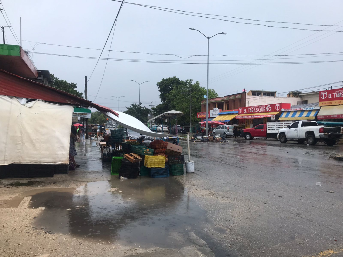 Negocios cercanos se ven afectados por la lluvia, esto al causar bajas ventas y daños a su mercancía Negocios cercanos se ven afectados por la lluvia, esto al causar bajas ventas y daños a su mercancía