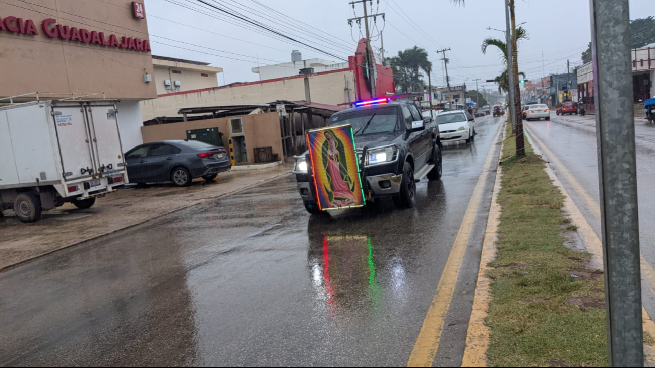 Pese a la lluvia, los peregrinos siguieron realizando, aunque algunas personas buscaron donde cubrirse del agua Pese a la lluvia, los peregrinos siguieron realizando, aunque algunas personas buscaron donde cubrirse del agua
