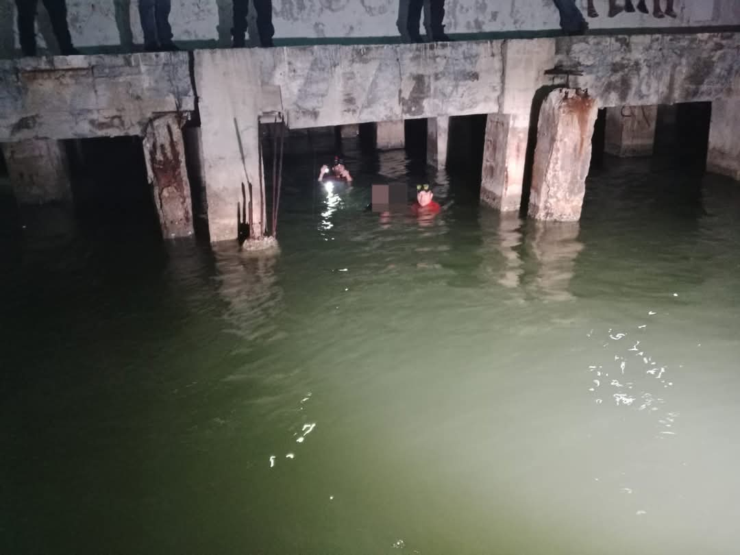 Un hombre fue rescatado con vida por la Secretaría de Marina tras caer al agua en el Malecón del Centro de Ciudad del Carmen Un hombre fue rescatado con vida por la Secretaría de Marina tras caer al agua en el Malecón del Centro de Ciudad del Carmen