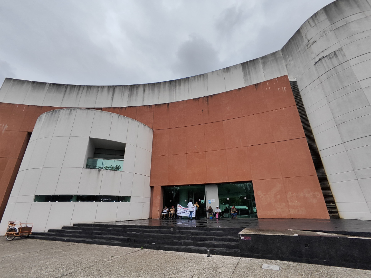 Bloquearon el Edificio de Vinculación y una comitiva viajó a la capital del Estado para buscar respuestas