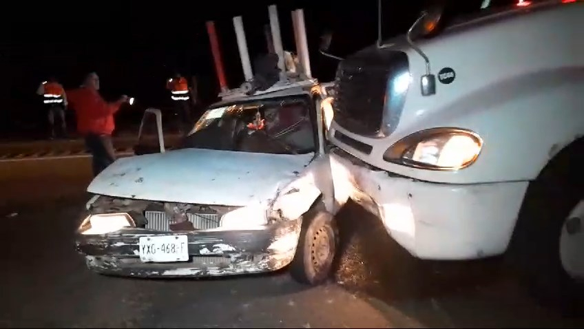 Pareja se salva de milagro al ser arrastrada por un tráiler en la Campeche-Mérida