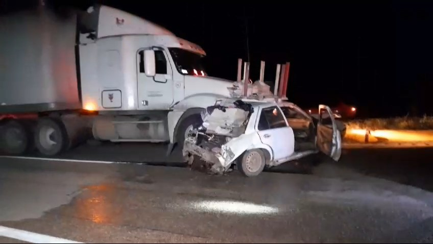 El tráiler arrastró al Nissan Tsuru más de 100 metros, dejando al vehículo sin cajuela