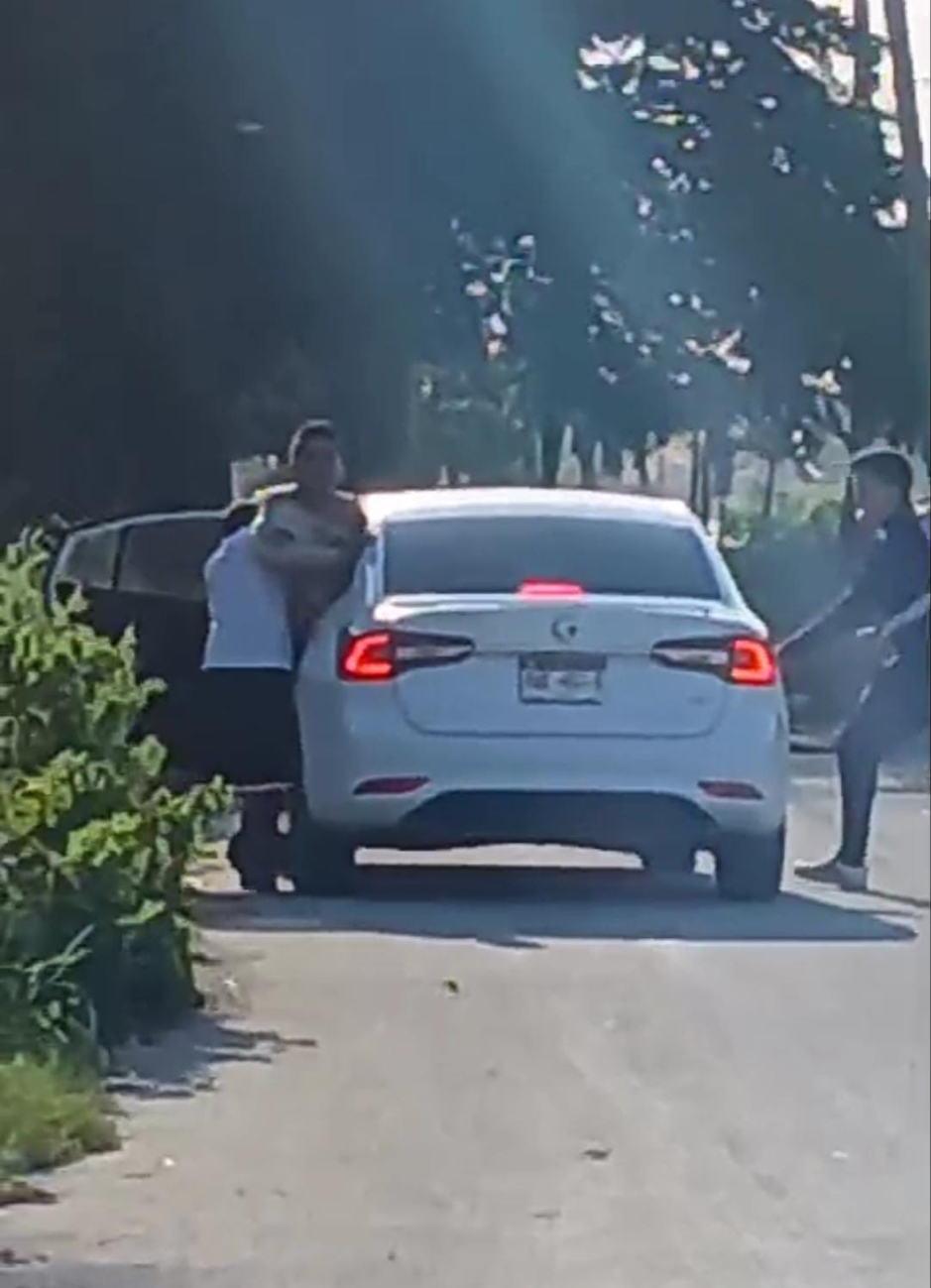 El video de redes sociales muestra como forcejean a un hombre para subirlo a un vehículo.