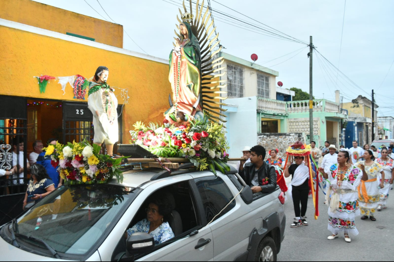 Familias enteras ofrecieron flores, rezaron el rosario y entonaron cánticos en honor a la Virgen Familias enteras ofrecieron flores, rezaron el rosario y entonaron cánticos en honor a la Virgen