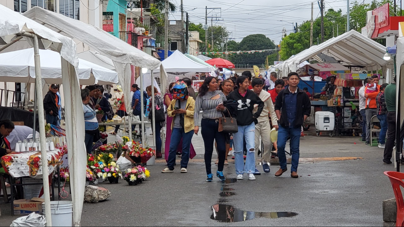 La actividad comercial en los alrededores de la capilla fue baja debido a las malas condiciones meteorológicas