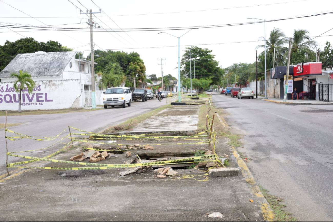La falta de cubrimiento a las alcantarillas presenta un peligro a la seguridad pública.