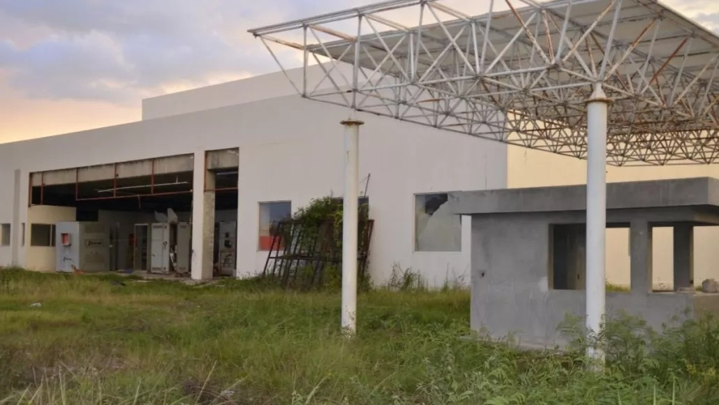 La obra se realiza en un predio de 11,045 metros cuadrados y tenía un avance del 82% en enero de 2020 antes de ser suspendida