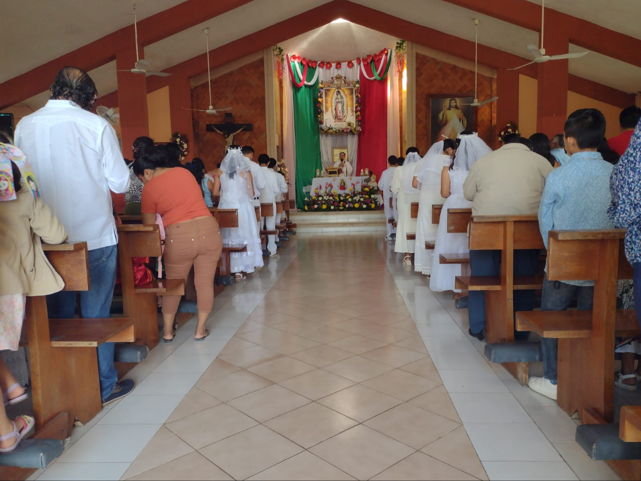 La primera comunión de los jóvenes religiosos se llevó a cabo en la Capilla a la Virgen de Guadalupe