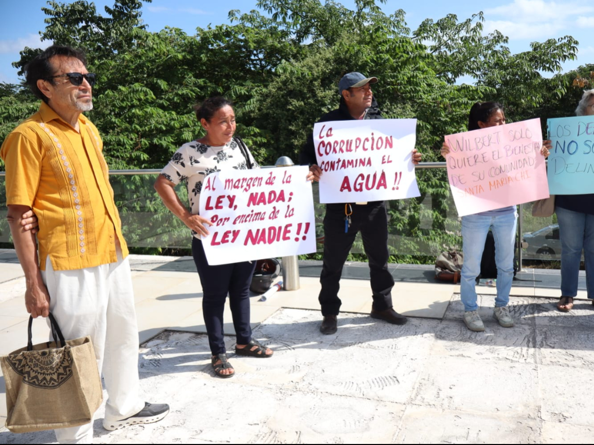 Pobladores de Santa María Chi y activistas se encuentran en el Centro de Justicia Oral de Mérida
