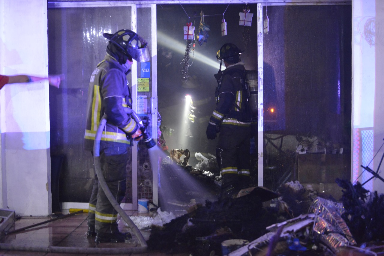 Tienda de mercancía navideña se incendia en Cancún