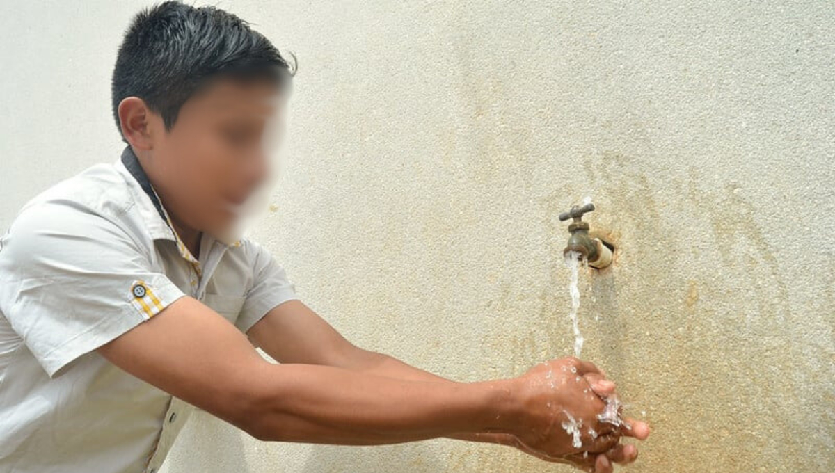 Verificadores revisan que el agua tenga un buen nivel de cloro Verificadores revisan que el agua tenga un buen nivel de cloro