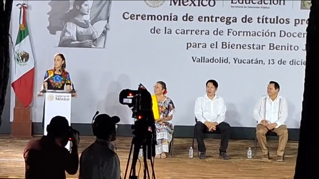 Claudia Sheinbaum y Huacho Díaz Mena entregando reconocimientos en Mérida Claudia Sheinbaum y Huacho Díaz Mena entregando reconocimientos en Mérida