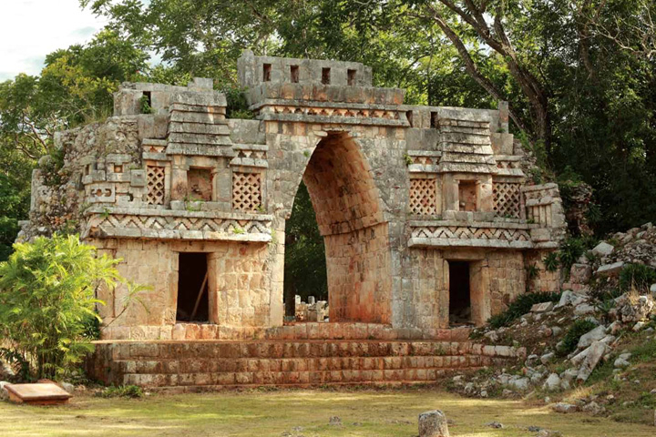 El Arco de Labná es un pasadizo abovedado que sirve como acceso a un pequeño cuadrángulo ubicado al oeste El Arco de Labná es un pasadizo abovedado que sirve como acceso a un pequeño cuadrángulo ubicado al oeste