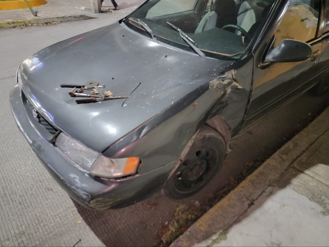 El auto también presentó algunos daños materiales. El auto también presentó algunos daños materiales.
