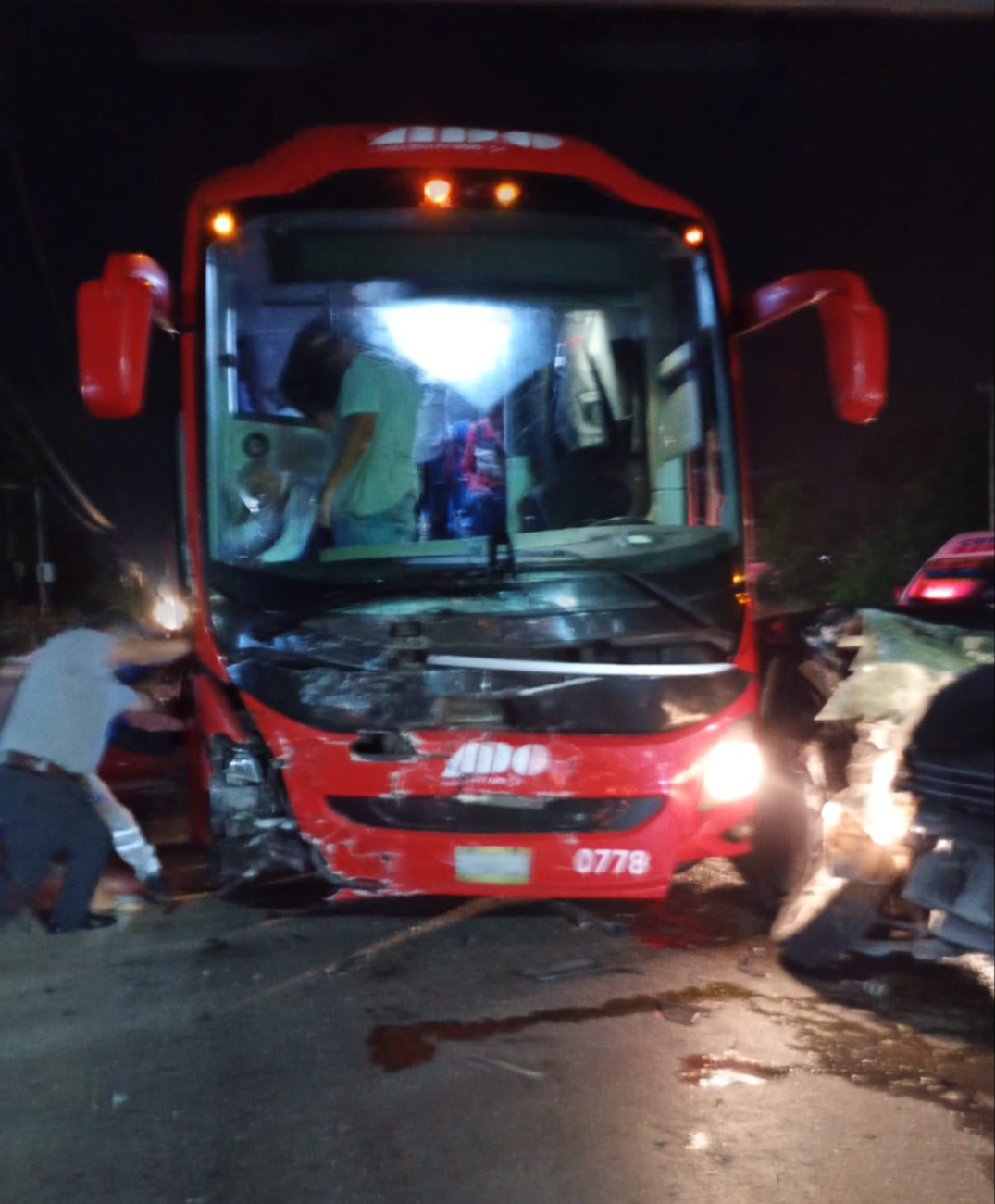 El copiloto del coche fue declarado sin vida en la escena El copiloto del coche fue declarado sin vida en la escena