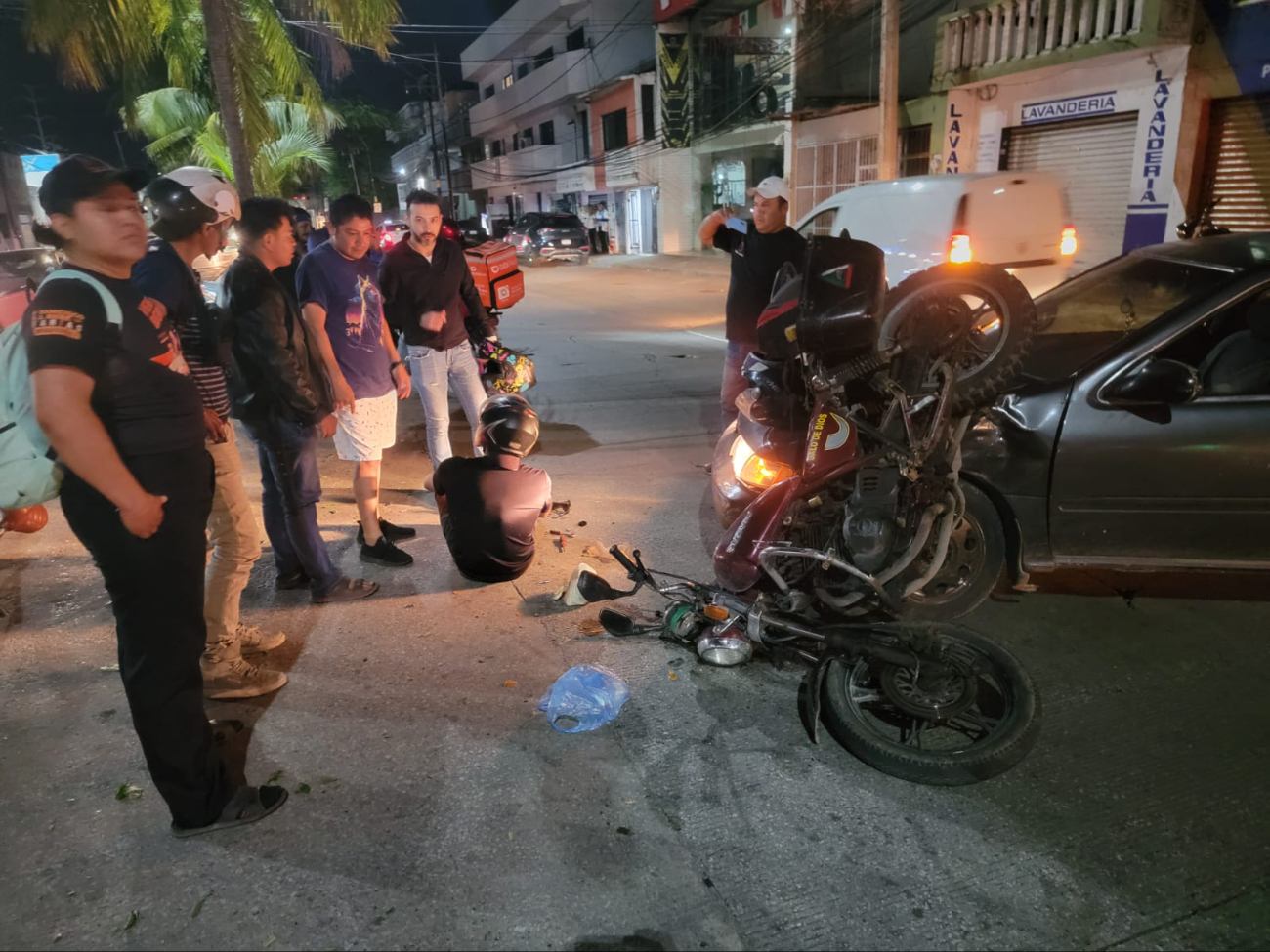El hombre sufrió un golpe fuerte en contra de un vehículo particular. El hombre sufrió un golpe fuerte en contra de un vehículo particular.