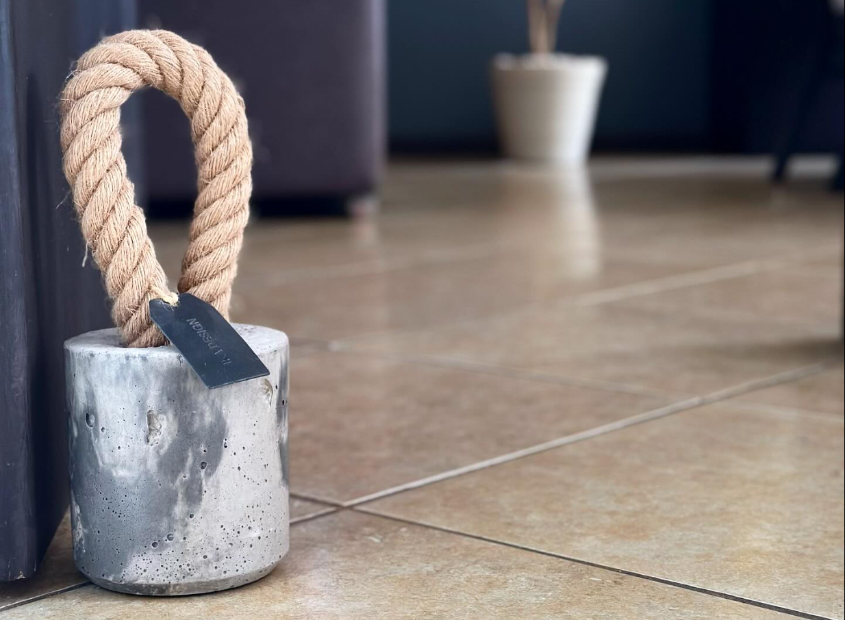 Emprendimiento de topes de puerta se vuelve la sensación en redes sociales y desata burlas Emprendimiento de topes de puerta se vuelve la sensación en redes sociales y desata burlas