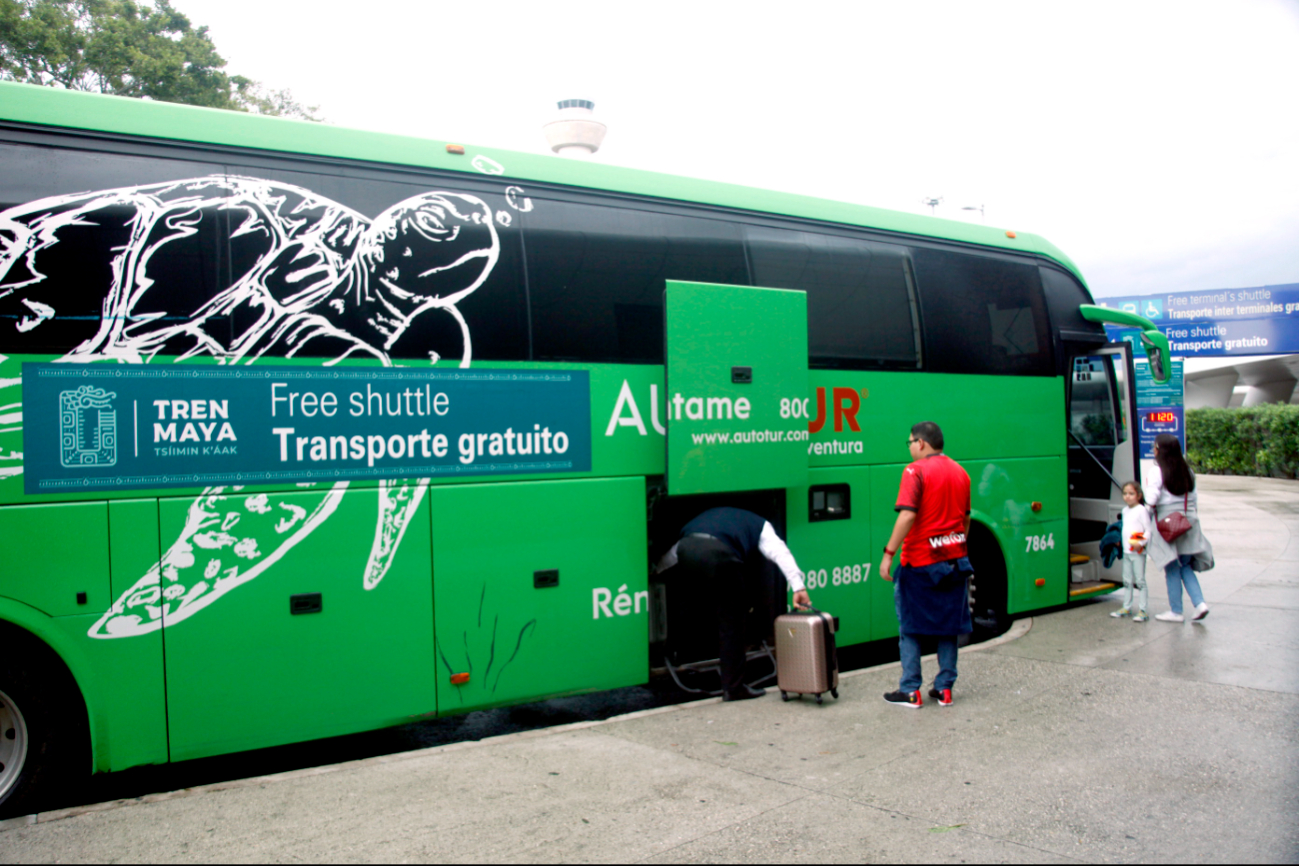 Esperaron pacientes la llegada del transporte que los llevaría al centro de hospedaje Esperaron pacientes la llegada del transporte que los llevaría al centro de hospedaje