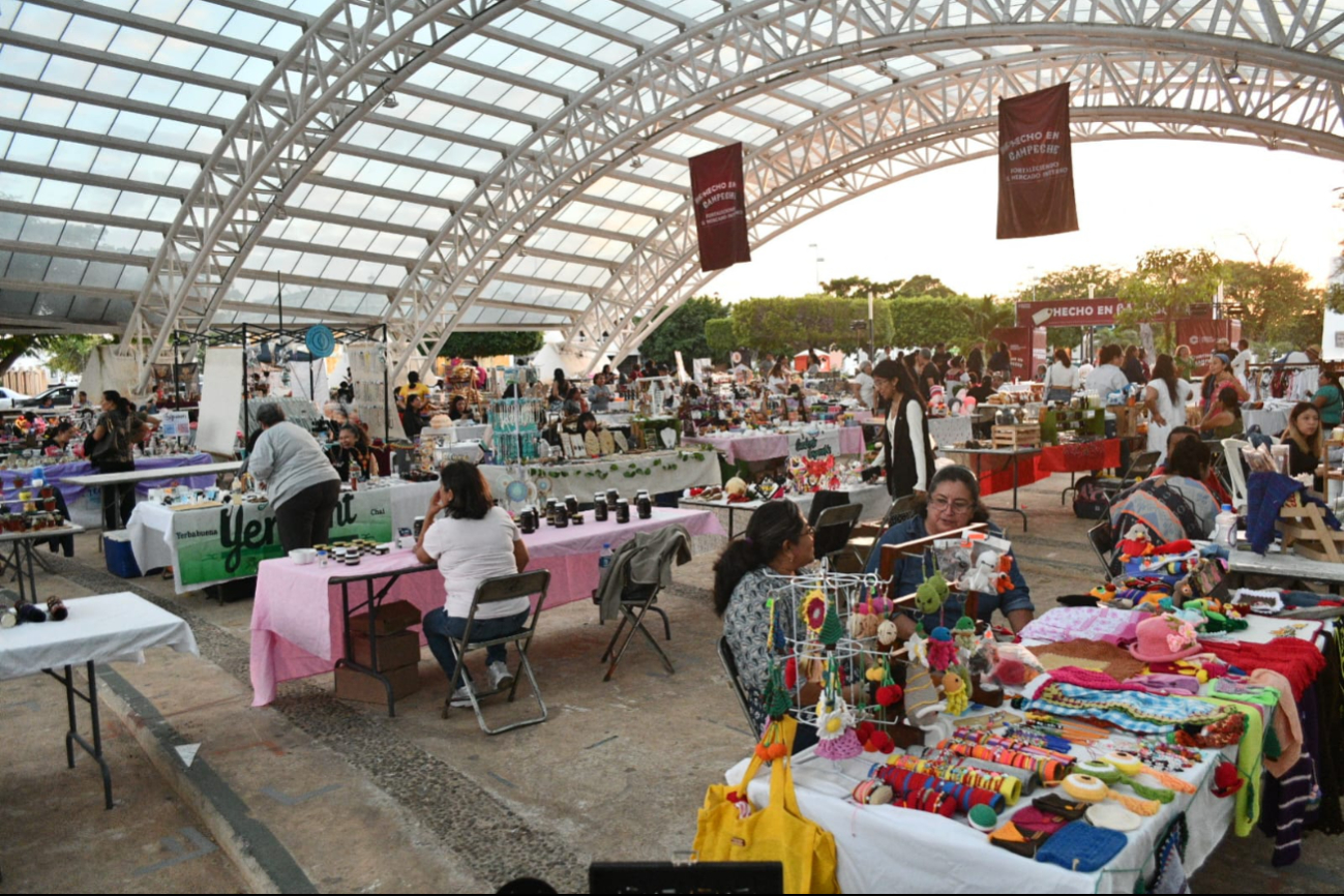 La Feria, organizada por la Secretaría de Desarrollo Económico del Estado (Sedeco), reunió a más de 100 emprendedores campechanos La Feria, organizada por la Secretaría de Desarrollo Económico del Estado (Sedeco), reunió a más de 100 emprendedores campechanos