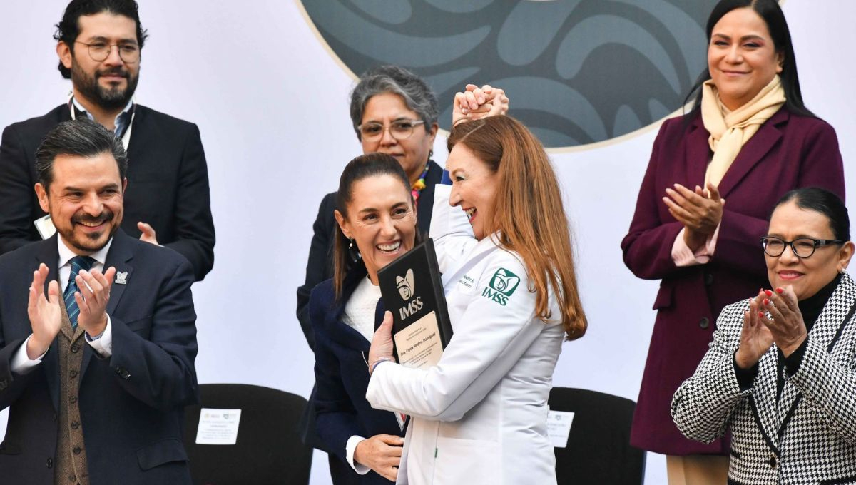 La presidenta de México, entrega un reconocimiento a la doctora Fryda Medina, por su trayectoria institucional La presidenta de México, entrega un reconocimiento a la doctora Fryda Medina, por su trayectoria institucional