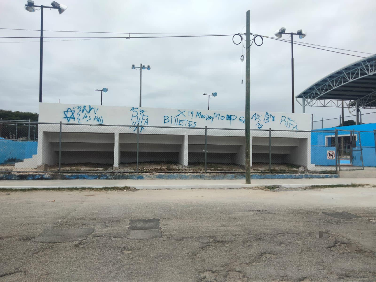 Las gradas y juegos del parque de la Melitón Salazar fueron dañados Las gradas y juegos del parque de la Melitón Salazar fueron dañados
