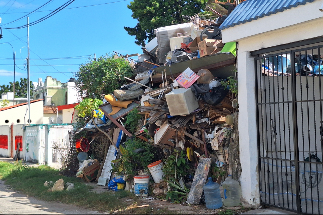 Los colonos afirman que la casa se ha convertido en foco de infección. Los colonos afirman que la casa se ha convertido en foco de infección.