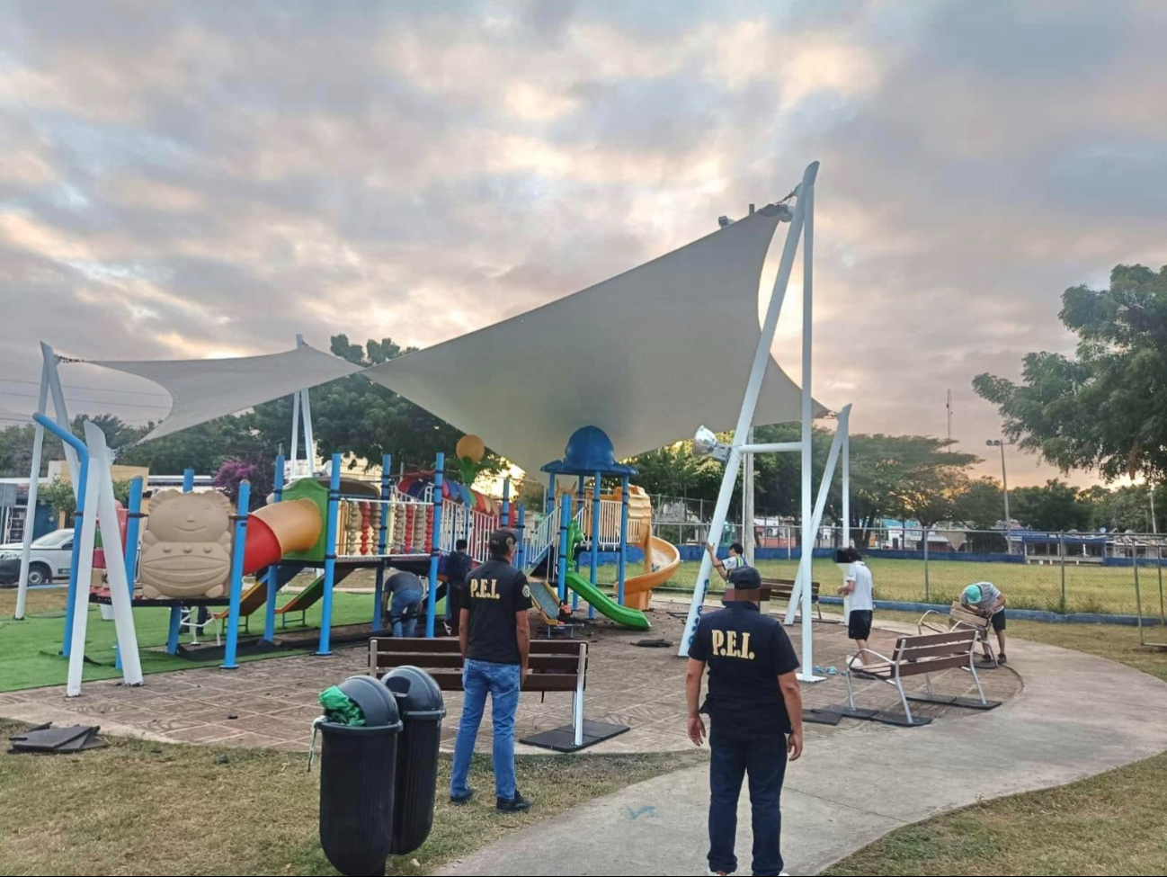 SSP Yucatán pone a jóvenes a limpiar un parque de Mérida tras graffitearlo