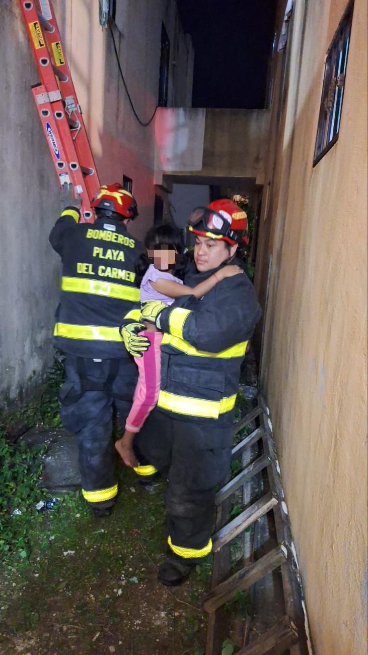 Niña es rescatada tras estar encerrada con llave en domicilio de Playa del Carmen. Niña es rescatada tras estar encerrada con llave en domicilio de Playa del Carmen.