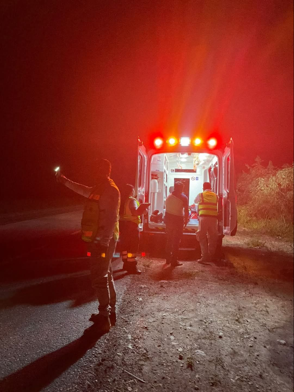 Motociclista termina con posible fractura de clavícula al derrapar en Escárcega