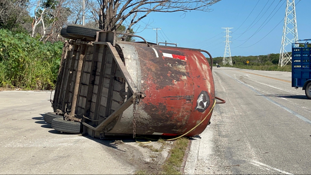Vuelca remolque con ganado en la carretera Carmen-Puerto Real