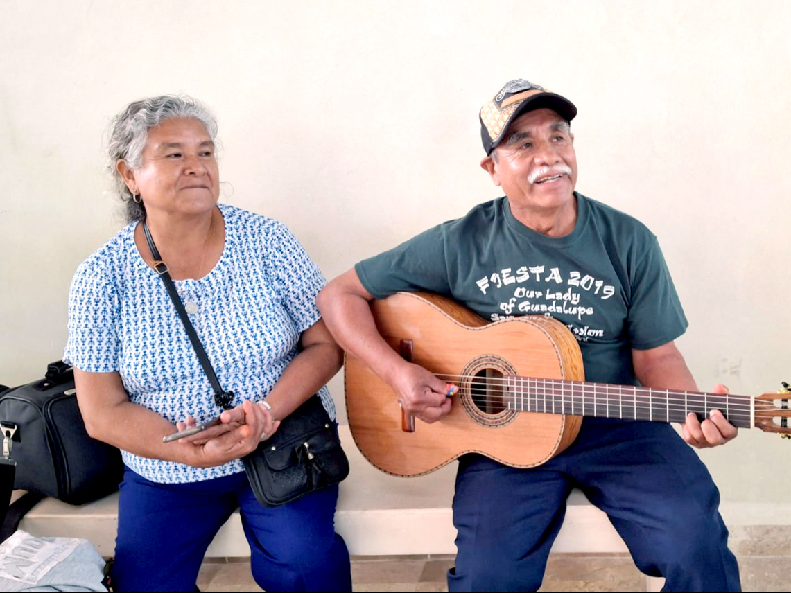 Dos esposos le compusieron una canción al expresidente Dos esposos le compusieron una canción al expresidente