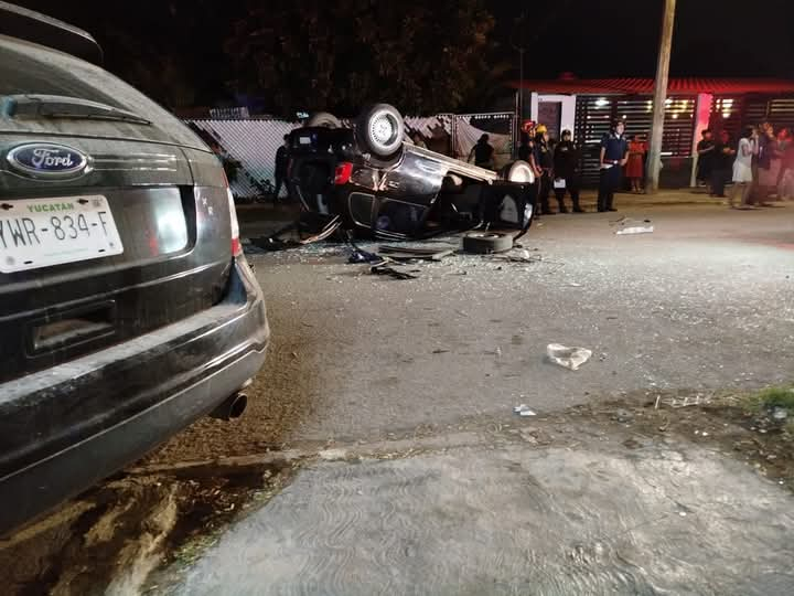 El coche de los involucrados quedó de cabeza a media calle El coche de los involucrados quedó de cabeza a media calle