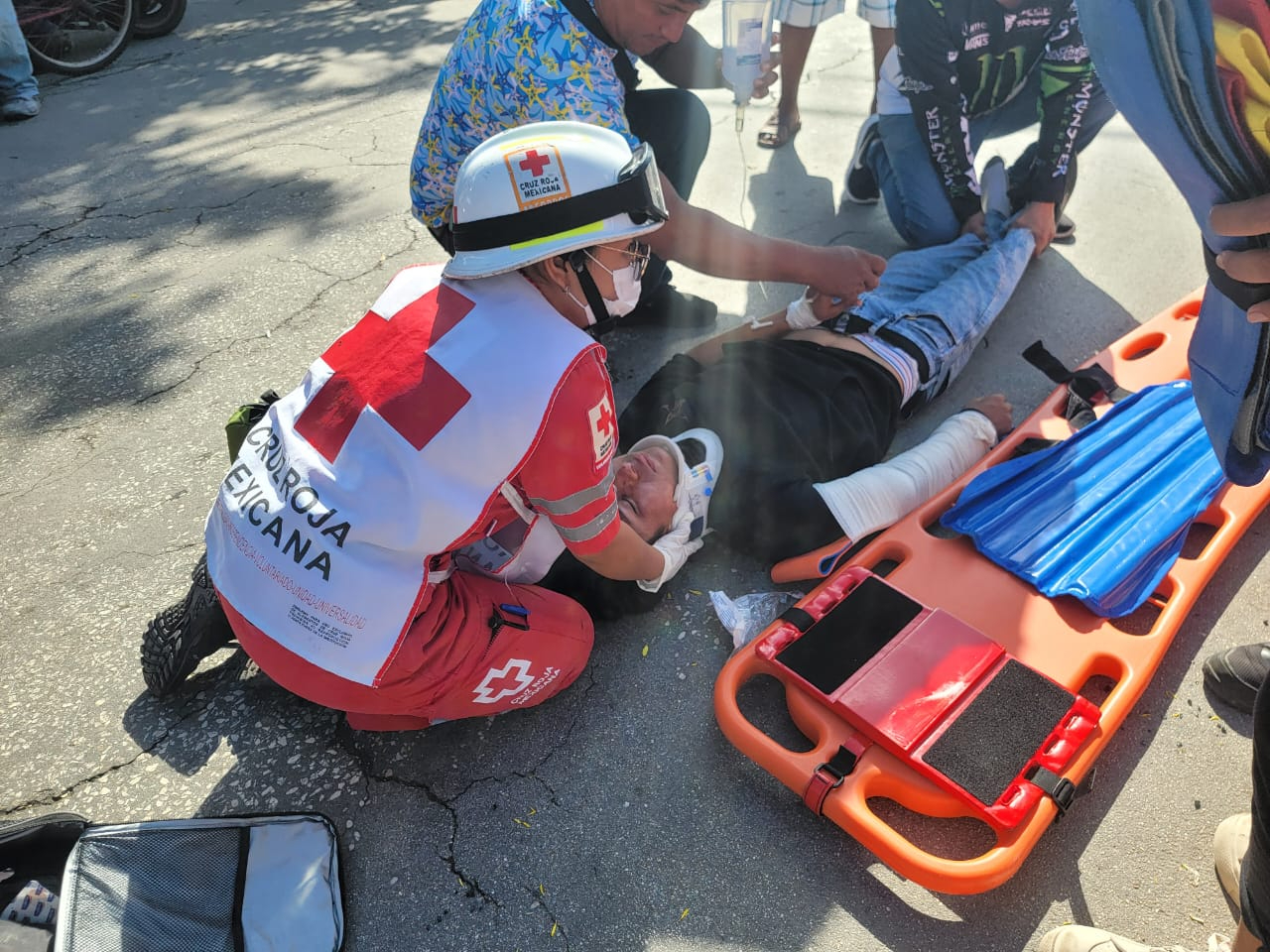 Motociclistas sufren fuerte accidente vial y son trasladados a emergencias / Especial Motociclistas sufren fuerte accidente vial y son trasladados a emergencias / Especial