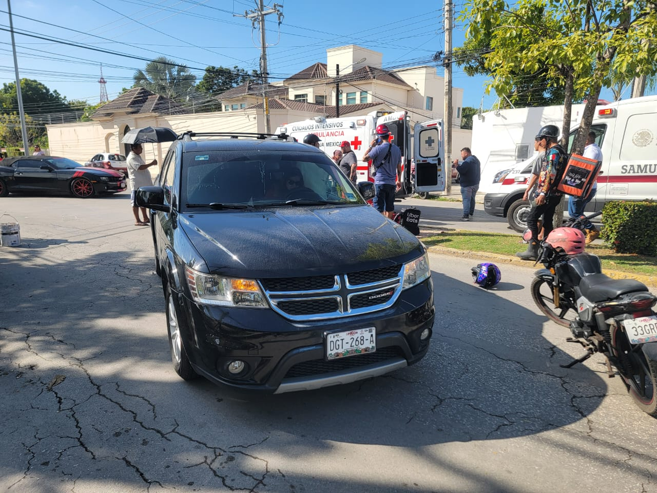 Motociclistas sufren fuerte accidente vial y son trasladados a emergencias / Especial Motociclistas sufren fuerte accidente vial y son trasladados a emergencias / Especial