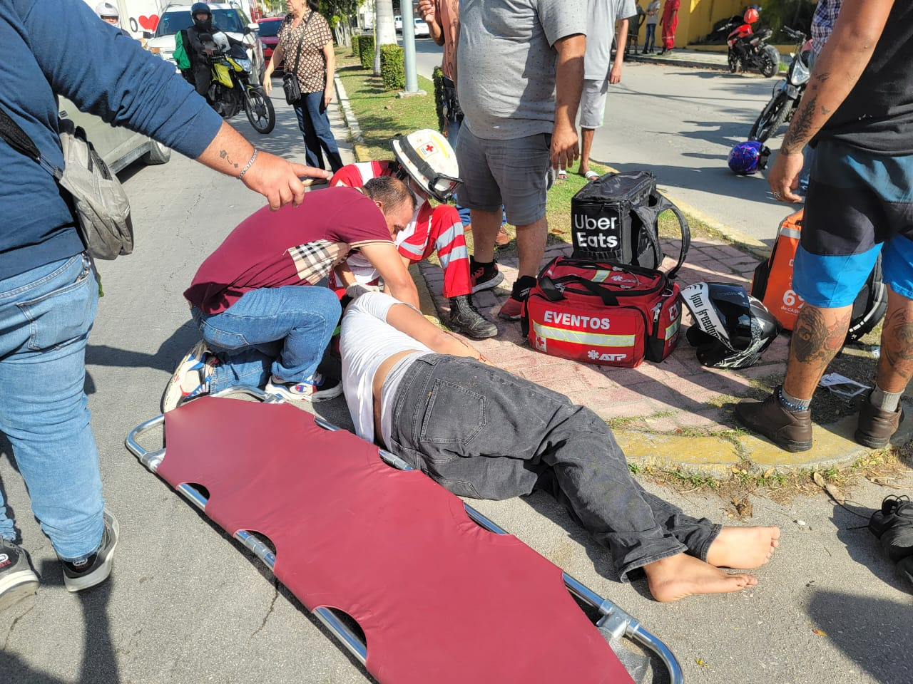 Motociclistas sufren fuerte accidente vial y son trasladados a emergencias / Especial Motociclistas sufren fuerte accidente vial y son trasladados a emergencias / Especial