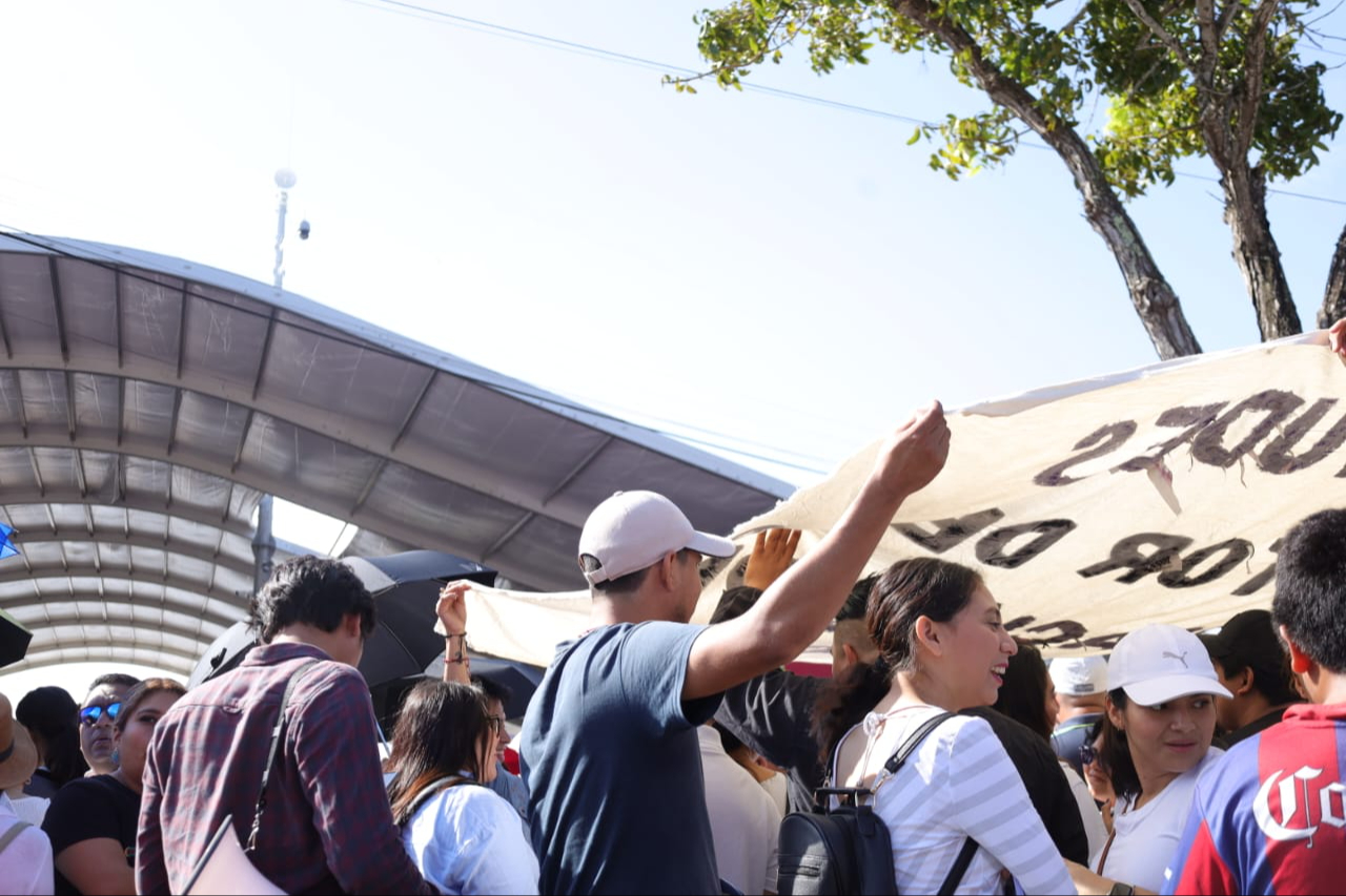 Bajo el sol, quintanarroenses asisten al evento entusiasmados Bajo el sol, quintanarroenses asisten al evento entusiasmados