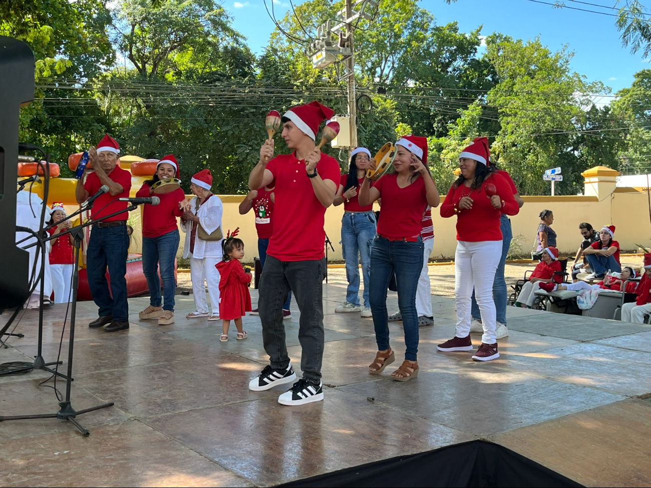 En el concurso participaron familiares de los abuelitos En el concurso participaron familiares de los abuelitos