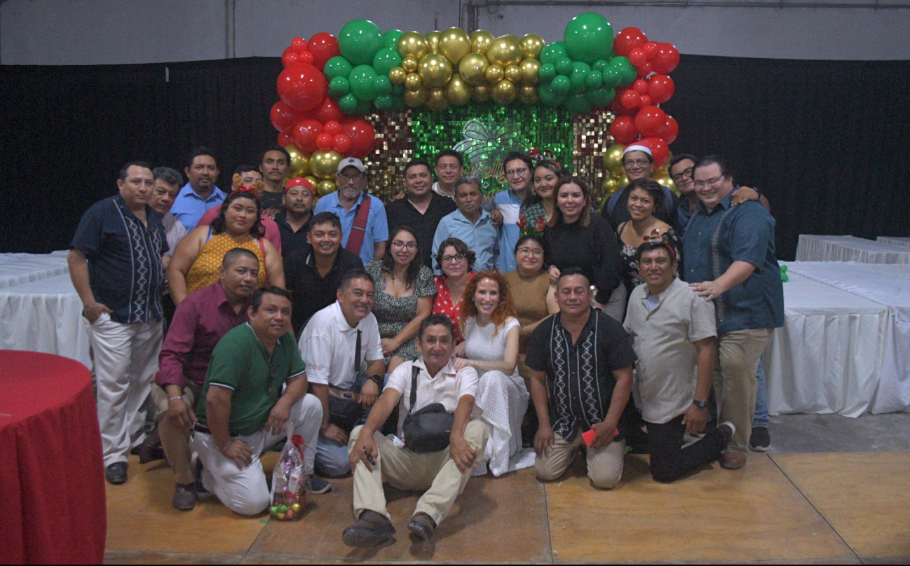 Parte del equipo de Por Esto! Campeche que asistió a la celebración de la empresa por las fiestas decembrinas. Parte del equipo de Por Esto! Campeche que asistió a la celebración de la empresa por las fiestas decembrinas.