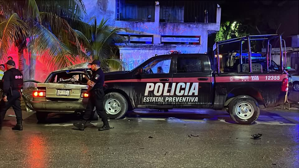 Choque entre vehículo y patrulla estatal termina en incendio en  Chetumal