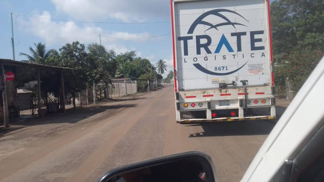 Uno de los reclamos que existen ahora que las reparaciones de la ruta llevan un buen avance es que no hay banquetas.