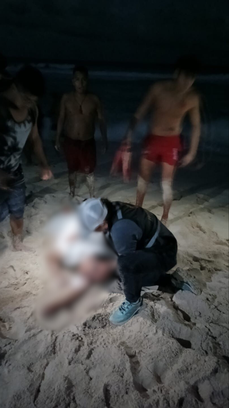 Amigos de Julio pidieron ayuda a los guardavidas, quienes actuaron enseguida logrando encontrarlo con vida Amigos de Julio pidieron ayuda a los guardavidas, quienes actuaron enseguida logrando encontrarlo con vida