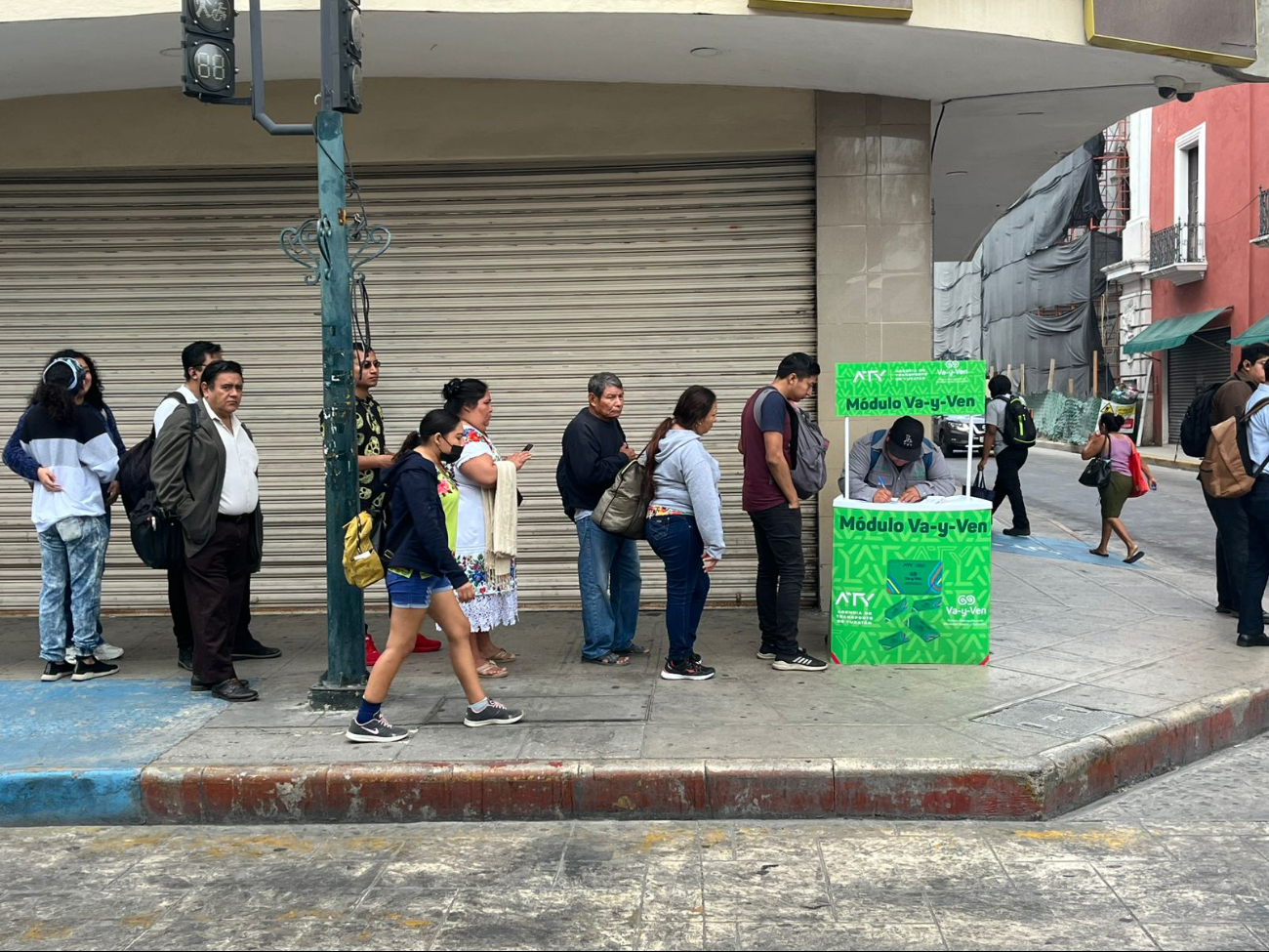 Abarrotan módulos de cambio de las nuevas tarjetas Va y Ven en Mérida