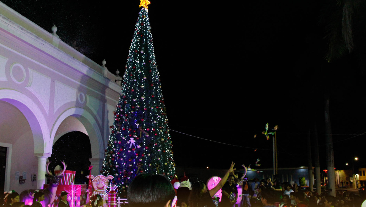 El ayuntamiento encendió su árbol el 8 de diciembre en la explanada del palacio municipal El ayuntamiento encendió su árbol el 8 de diciembre en la explanada del palacio municipal