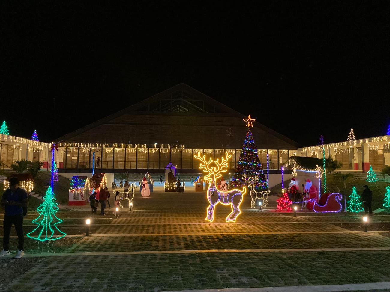 El municipio encendió su árbol el 1 de diciembre en el ayuntamiento, acompañado de un hermoso nacimiento, un pueblo navideño y un set fotográfico El municipio encendió su árbol el 1 de diciembre en el ayuntamiento, acompañado de un hermoso nacimiento, un pueblo navideño y un set fotográfico