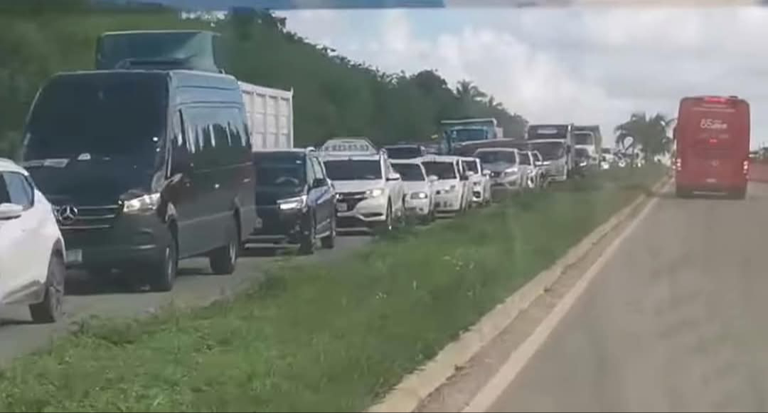 Gran tráfico se generó por pavimentación en la carretera federal que conecta Chetumal con Bacalar. Gran tráfico se generó por pavimentación en la carretera federal que conecta Chetumal con Bacalar.