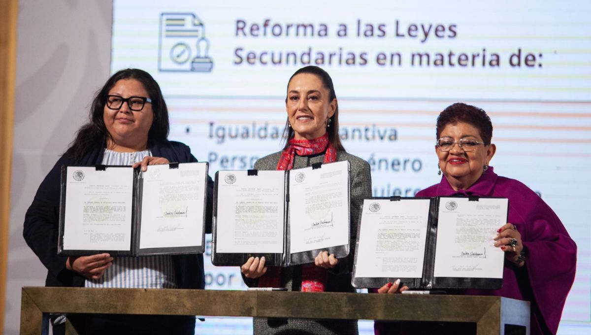 La Presidenta de la República firmó las reformas legales que fortalecen la protección y derechos de las mujeres La Presidenta de la República firmó las reformas legales que fortalecen la protección y derechos de las mujeres