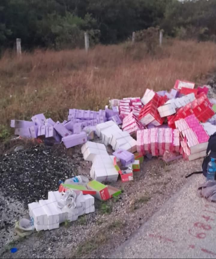 Los comerciantes trataron de salvar la mercancía antes de que la camioneta se incendiara por completo Los comerciantes trataron de salvar la mercancía antes de que la camioneta se incendiara por completo